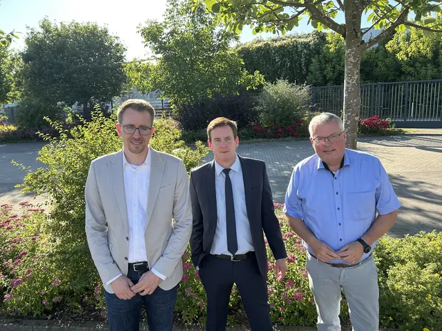 Der Vorstand des Hochwasserschutzverbandes Este hat seine Arbeit aufgenommen (v. li.); Philip Werk, Christoph Rüber und Matthias Riel

  | Foto: Hochwasserschutzverband Este