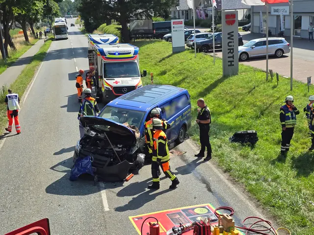 Zwei teils Schwerverletzte forderte dieser Unfall in Fleestedt: Die Feuerwehr Seevetal befreite den eingeklemmten Fahrer eines Lieferwagens mit schwerem Gerät | Foto: Feuerwehr Seevetal