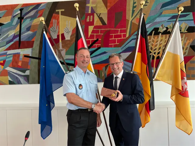 Landrat Kai Seefried (re.) überreicht dem scheidenden KVK-Leiter Arne Wriedt einen Ziegel mit Landkreis-Wappen | Foto: Landkreis Stade / Daniel Beneke