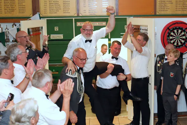 Der neue König wird beim Hollenstedter Schützenverein stets auf Händen aus dem Schießstand getragen | Foto: Uwe Stelling