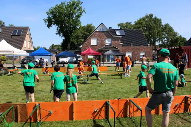 Mit vollem Einsatz und großer Konzentration meisterten die Kinder die Aufgaben beim Stadtkinderfeuerwehrtag in Roydorf | Foto: Burkhard Giese