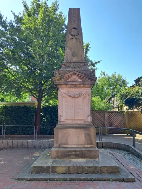 Auf dem südlichen Kirchplatz der St.-Marien-Kirche steht ein Denkmal, das zu Diskussionen anregte | Foto: Anika Werner