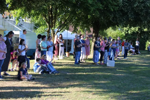 Geschützt vom Schatten der Bäume verfolgten die Zuschauer bei starker Sommerhitze die Proklamation | Foto: ce
