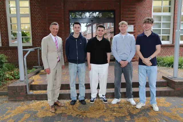 Bürgermeister Jan-Hendrik Röhse (v. li.) begrüßte die GAK-Schüler Julian Lehmann, Adrian Stojkaj, Matz Wenterodt und Jakob Stapmanns im Rathaus | Foto: Stadt Buchholz