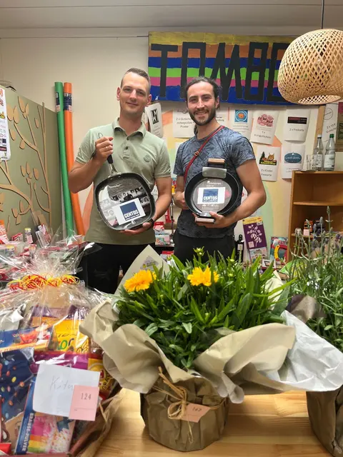 Eine Tombola mit attraktiven Preisen gab es beim Abendflohmarkt auch | Foto: Cordula Grätz
