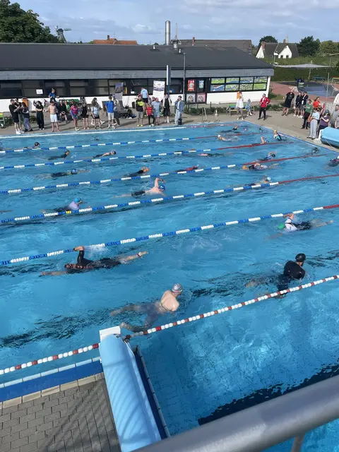 Im Freibad Hollern-Twielenfleth absolvierten die Triathleten den Schwimm-Part | Foto: SG Lühe
