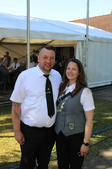 Mit Christian und Sandra Baasch ist zum ersten Mal in der Geschichte des Schierhorner Schützenvereins ein Königspaar auch ein Ehepaar | Foto: ce
