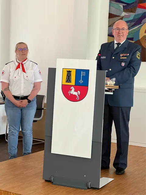 Für die Blaulicht-Familie sprachen DRK-Kreisbereitschaftsleiterin Jenny Fromke und THW-Fachberater Rudolf Meyn. | Foto: Landkreis Stade / Daniel Beneke