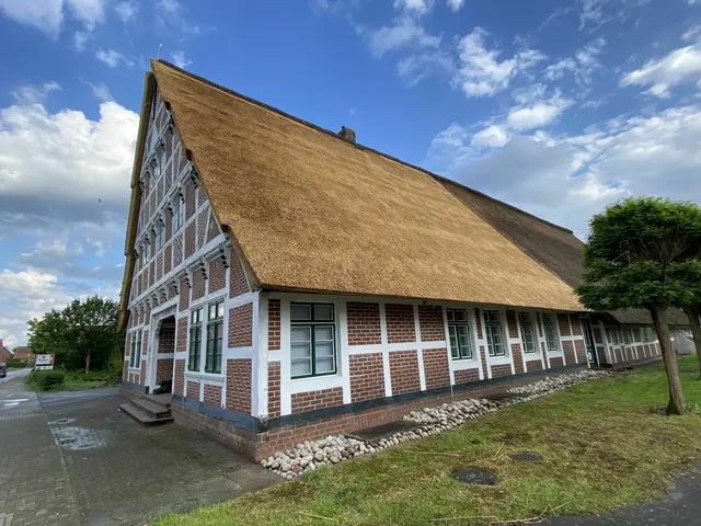 Ein wahres Schmuckstück: Das im vergangenen Jahr frisch mit Reet eingedecktes Altländer Bauernhaus in Ladekop. Doch viele  Eigentümer eines Reetdachhauses können sich eine Dachsanierung wegen fehlender Fördergelder kaum noch leisten | Foto: Inga zum Felde