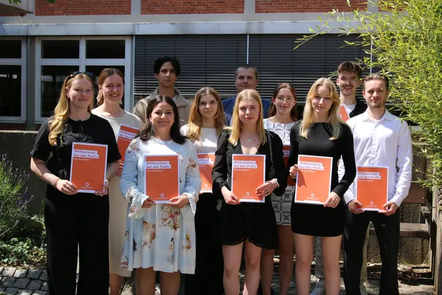 Die 11 Absolventinnen und Absolventen halten stolz ihren Gesellenbrief in den Händen (eine Nachlernerin fehlt auf dem Foto) | Foto: Kreishandwerkerschaft Stade