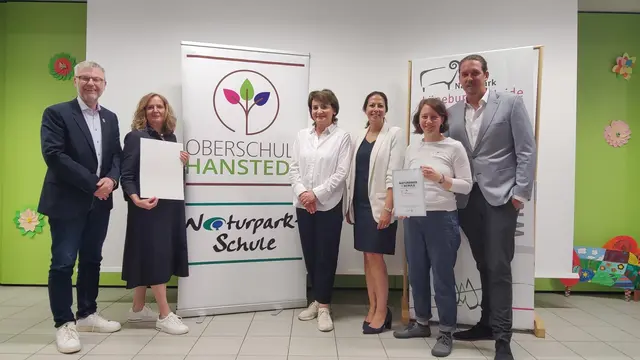 Freude über die erneute Auszeichnung (v. li.): Samtgemeinde-Bürgermeister und stellv. Naturpark-Vorsitzender Olaf Muus, Schulleiterin Anke Drewes, Naturpark-Schulkoordinatorin Cornelia Braun, Kreisrätin Ana Cristina Bröcking, Naturpark-Bildungsverantwortliche Annika Drews-Shambroom und Ingo Gräper von der Sparkasse Harburg-Buxtehude | Foto: Naturpark Lüneburger Heide