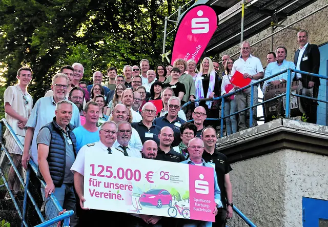 Große Freude herrschte bei den Vertretern der 31 Institutionen, 
die in den Genuss der Spendengelder kamen  | Foto: Axel-Holger Haase