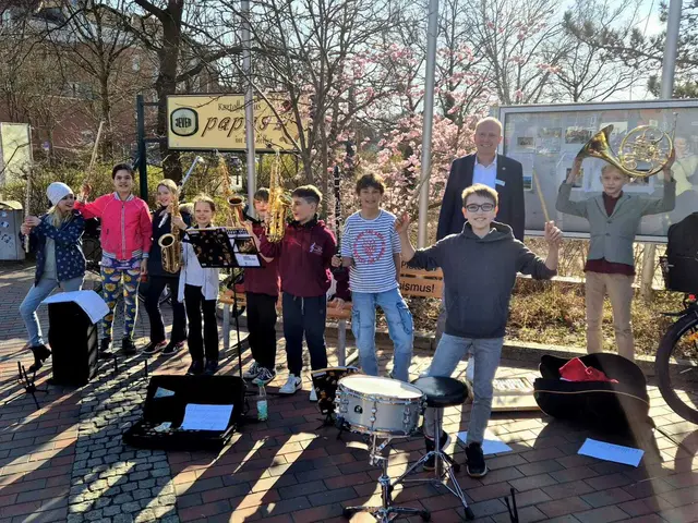Die Kinder der Bläserklassen des Gymnasiums Neu Wulmstorf mit Bürgermeister Tobias Handtke (hinten)