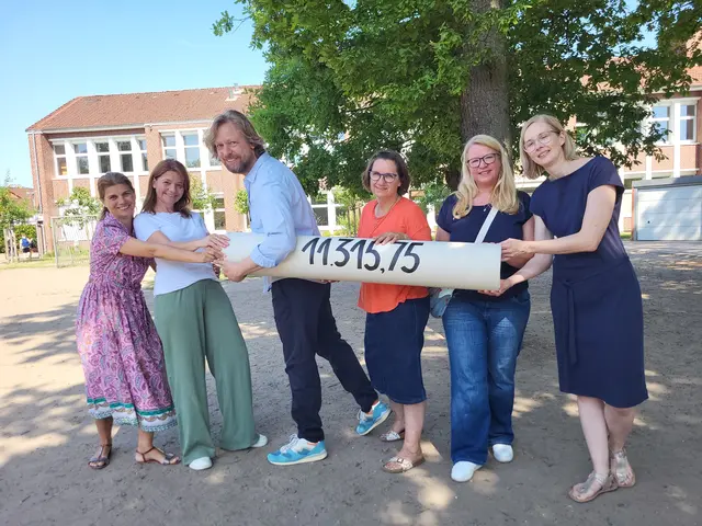 Spendenübergabe nach Sponsorenlauf. Ekaterina Schrader (stellvertretende Schulleiterin, v.li.), Schulleiterin Gudrund Brinkmann, Thorsten Möhlmann (neuer Vorsitzender des Schulvereins), Maike Jagau (Lehrerin und Mitorganisatorin des Spendenlaufs), Nicole Eickemeyer und Birgit Lohmann (beide alter Vorstand des Schulvereins) | Foto: sh