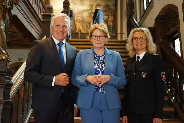Verabschiedung von Thomas Ring und Begrüßung von Kathrin Schuol (re.) durch Daniela Behrens | Foto: Polizei