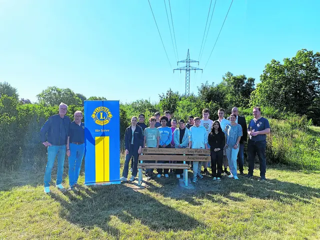 Bei der Bankübergabe (v. li.) : Dr. Andreas Biller und Thomas Kaiser vom Lions Club, Schüler der Schule am Ilmer Barg, Konrektorin Birgitt Carstens, Schulleiter Rolf Heitmann und Bürgermeister André Wiese | Foto: Stadt Winsen