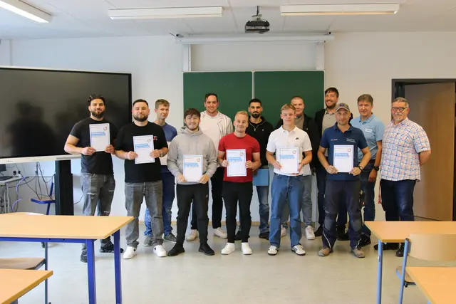 10 neue SHK Profis mit Obermeister Dennis Dreier, Prüfungsvorsitzender Lars Decker und Berufsschullehrer Dietmar Kock | Foto: Kreishandwerkerschaft Stade