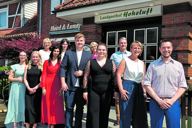 Vor der Feier (vordere Reihe von links): Alissa Krasnic, Alina Ahlers, Maryam Shizad, Christopher Jauert, Gina Heinrich, Nicole Krumbholz (Prüfungsausschussvorsitzende), Sebastian Eick (Prüfungsausschuss); hintere Reihe von links: Helga Meinen (Prüfungsausschuss), Aerys Cinna Ahlers, Anette Ebeling (Prüfungsausschuss) und Marco Lehmann (Prüfungsausschuss). Auf dem Bild fehlt Stefanie Gergert Foto: ah | Foto: Axel-Holger Haase