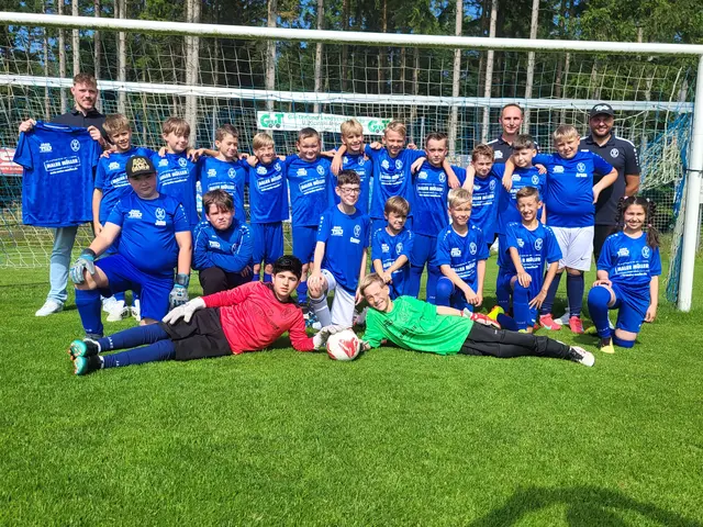 Die U12 der FSV Tostedt darf in der kommenden Saison mit neuen Trikots von Maler Müller aus Helvesiek (li) durchstarten | Foto: sh