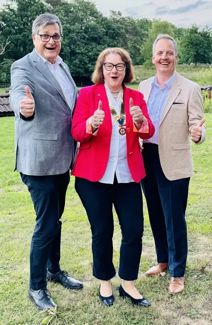 Bei der Ämterübergabe (v. li.): Axel Küpper (Präsident 2024/25), Kerstin Witte (Präsidentin 2025/26) und Frank Thöle-Pries (Präsident elect 2026/27)  | Foto: Rotary
