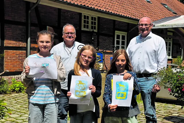 Bei der Preisübergabe (vorne von links): Nia nahm den dritten Preis stellvertretend für Paula entgegen, Louisa (2. Platz) und Mimi (1. Platz). Bernd Gaulke (hinten li./Spielhörnchen) und Ulrich Polligkeit (Postkutschenverein) gratulierten | Foto: Axel-Holger Haase