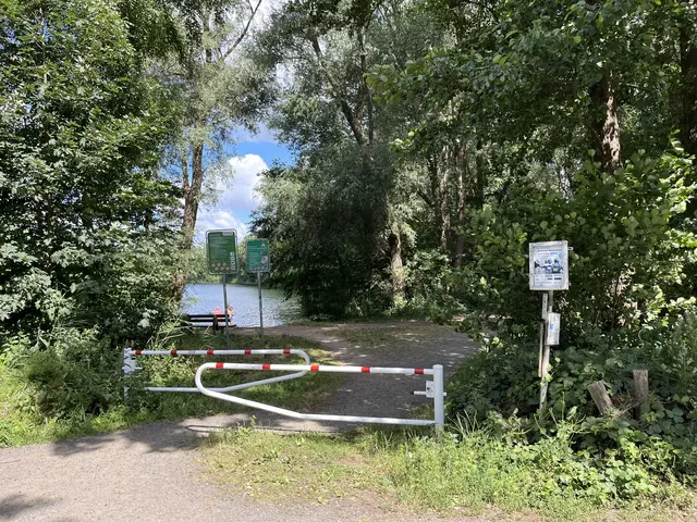 Einige Schilder weisen auf das korrekte Verhalten am See hin | Foto: sra