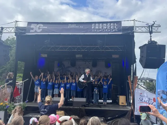 Die Stieglitze waren mit vollem Elan bei ihrem Auftritt auf der Hanse Ahoi gemeinsam mit Rolf Zuckowski auf der Bühne | Foto: Sandra Polenz