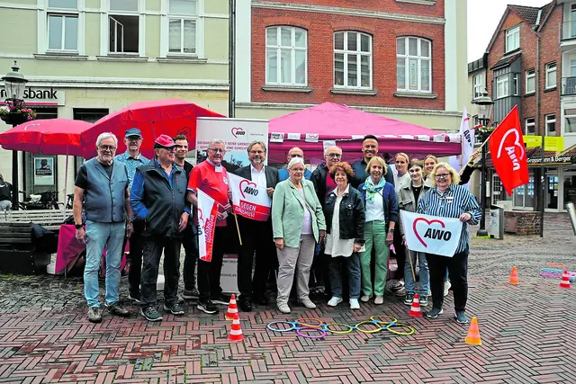 Die AWO-Buxtehude sowie die Organisation "Arbeiterkind e.V." und die Hilfsorganisation "AWO International" stellten sich am Has'-und-Igel-Brunnen vor | Foto: sc
