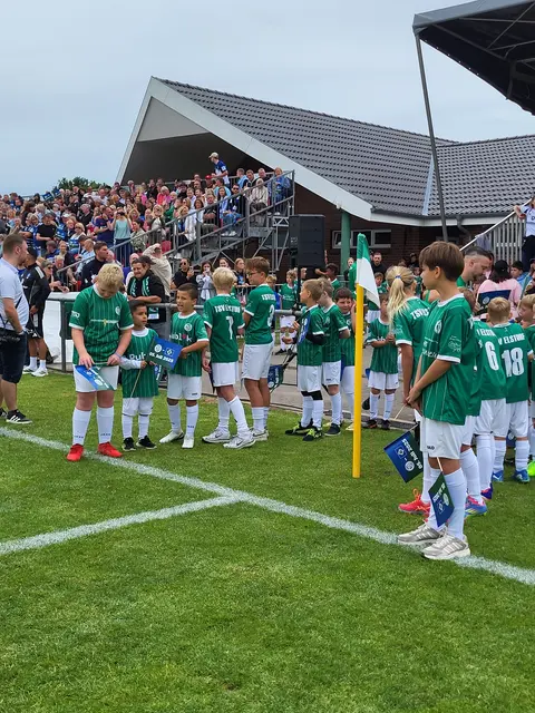 Die Elstorfer Fußballjugend stand Spalier für die beiden Mannschaften | Foto: sh