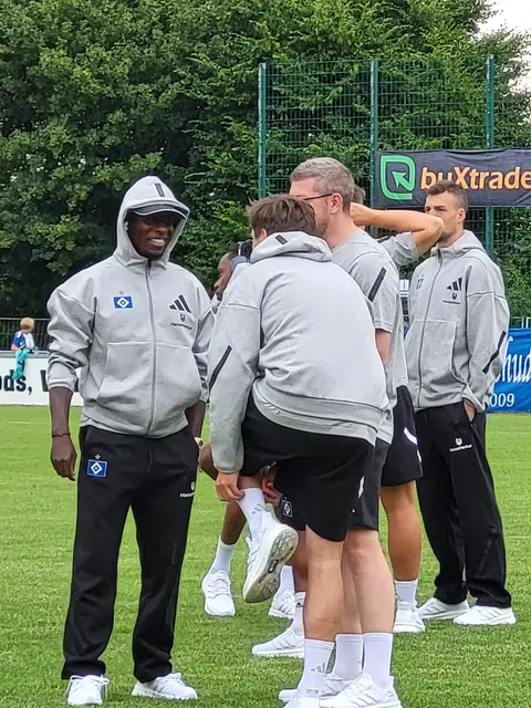 Auch Dompé (li.) schnupperte vor dem Spiel erst einmal Elstorfer Luft | Foto: sh