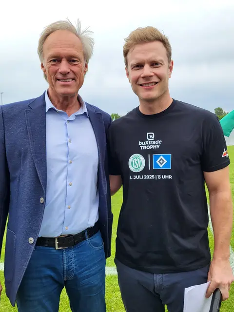 Zwei Legenden am Mikrofon: Sportkommentator Gerhard Delling (li.) und HSV-Stadionsprecher Christian Stübinger | Foto: sh
