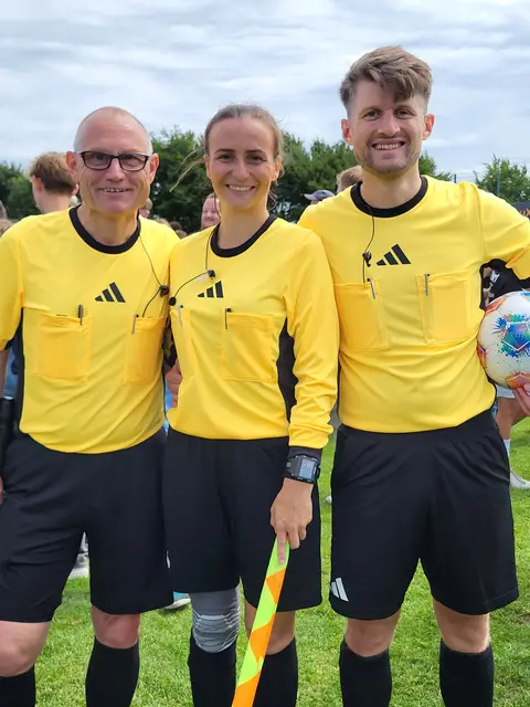 Eine echte Schiedsrichterfamilie: Olaf Lahse (Linienrichter, v.li,), Schwiegertochter Leena Lahse (Linienrichterin) und ihr Ehemann Tim Lahse | Foto: sh