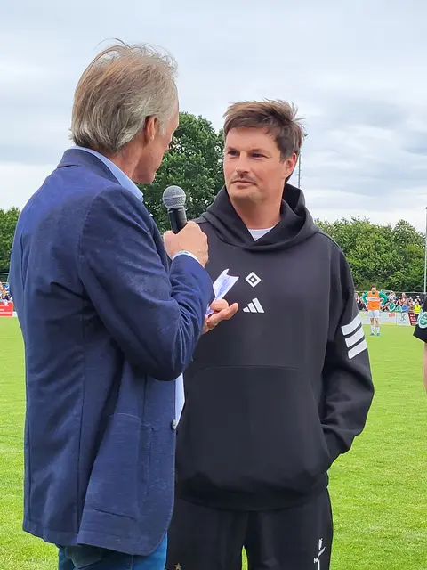HSV-Coach Merlin Polzin im Gespräch mit Kommentator Gerhard Delling | Foto: sh
