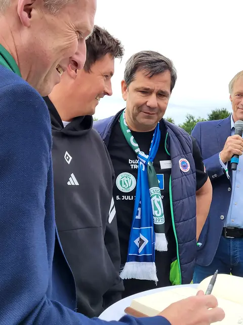 Ingo Rischer, 1. Vorsitzender des TSV Elstorf (2. von re.) im Gespräch mit Merlin Polzin | Foto: sh