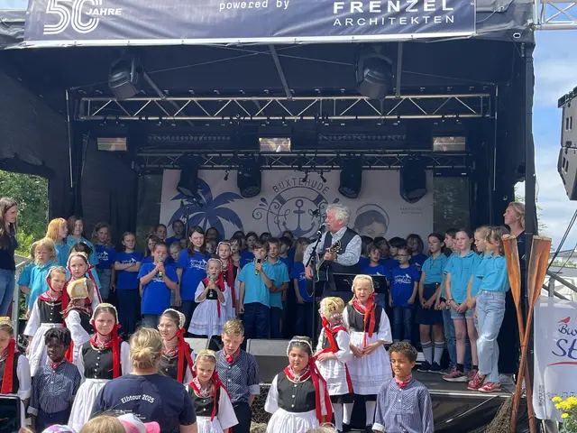 Elbour der Elbkinder e.V. mit ihrem Schirmherren, Rolf Zuckowski, auf der Bühne | Foto: Sandra Polenz