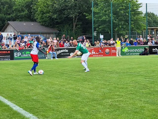 Johannes Junge vom TSV Elstorf (re.) hatte eine Menge zu tun, Jean-Luc Dompé einigermaßen unter Kontrolle zu halten | Foto: sh