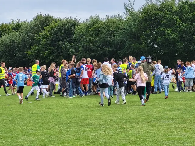 Nach dem Abpfiff war kein Halten mehr: Die Zuschauer stürmten auf ihre HSV-Idole zu | Foto: sh