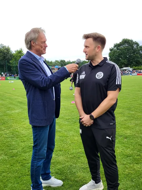 Gerhard Delling (li.) im Gespräch mit Michel Welke, dem Cheftrainer der Elstorfer | Foto: sh