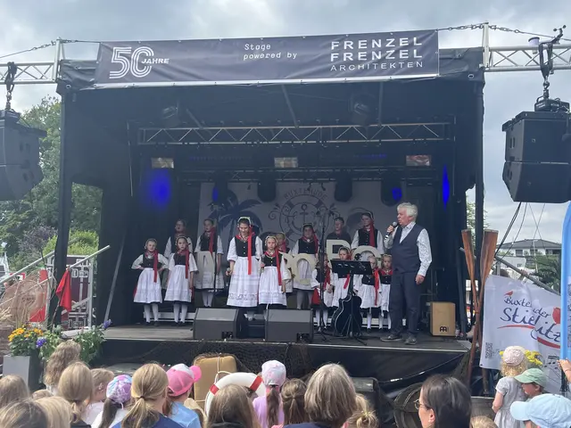 Die Finkwarder Speeldeel auf der Bühne gemeinsam mit Rolf Zuckowski | Foto: Sandra Polenz