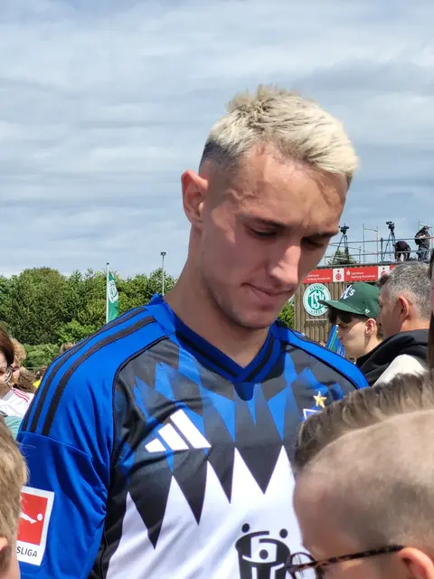 Sie nahmen sich Zeit für ihre kleinen und großen Fans. Hier Silvan Hefte beim Autogramme geben | Foto: sh