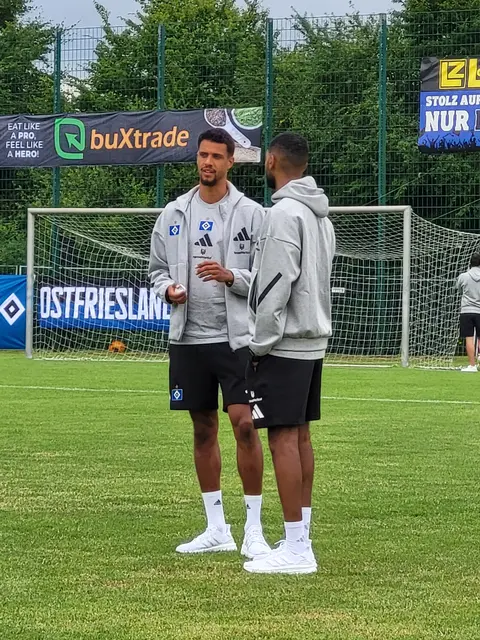 Erstes Testen des Rasens vor dem Aufwärmen von Robert Glatzel (li.) | Foto: sh