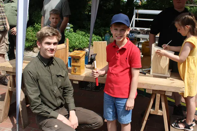 Beim Nistkastenbau: Samuel Entringer (8) mit Jungjäger Niklas Steffen vom Hegering Tostedt | Foto: ce