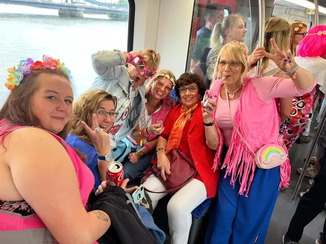 Schon bei Anreise mit der S-Bahn herrschte Partystimmung: Das Buxtehuder Trio mit Jennifer (re.), Birgit (3. v.li.) und Stephanie (3.v.re.) brachte sich in Stimmung  | Foto: Jennifer