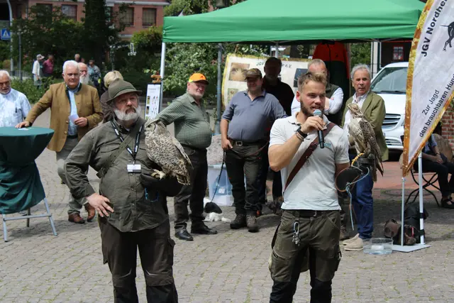 Beeindruckten mit ihrem Auftritt: die Falkner Uwe Mohrherr (li.) und Mirko Janssen vom Wildpark Lüneburger Heide | Foto: ce