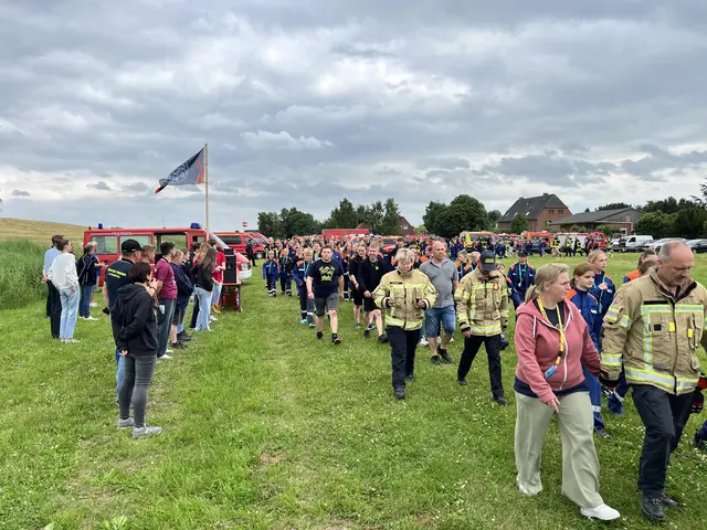 Einmarsch der Gruppen beim Zeltlager der Jugendfeuerwehr | Foto: Daniel Beneke/Landkreis Stade