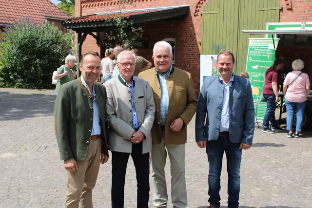 Die Veranstalter freuten sich über den erfolgreichen Aktionstag (v. li.): Heiko Geyer (Hegering Tostedt), Jens-Peter Wichmann (Hegering Hanstedt) sowie Volker Otten und Stefan Isermann vom Hegering Garlstorf | Foto: ce
