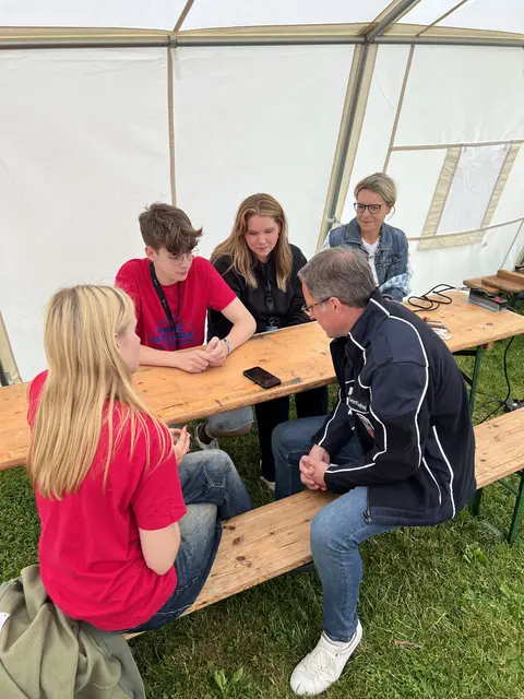 Der Landrat im Gespräch mit Teilnehmern des Camps | Foto: Daniel Beneke/Landkreis Stade
