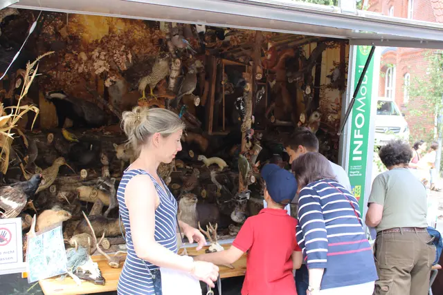 Das unter anderem mit Tierpräparaten ausgestattete Infomobil der Jägerschaft Landkreis Harburg stieß auf reges Interesse | Foto: ce