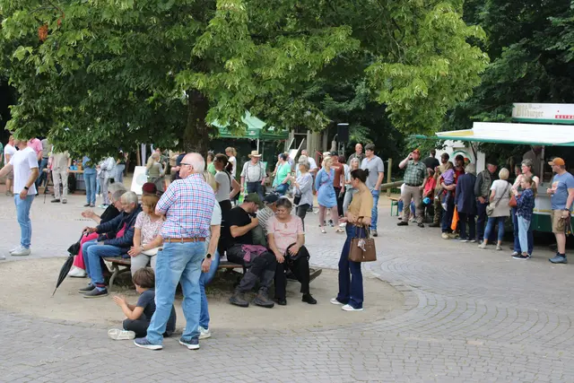 Viele Besucher nutzten den Jägertag auf dem Alten Geidenhof auch zum Verweilen beim Klönschnack | Foto: ce