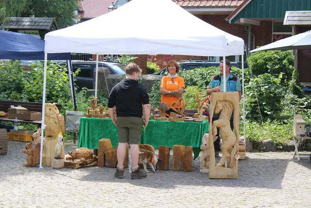 Auch "tierische" Kunstwerke aus Holz wurden beim Jägertag angeboten | Foto: ce